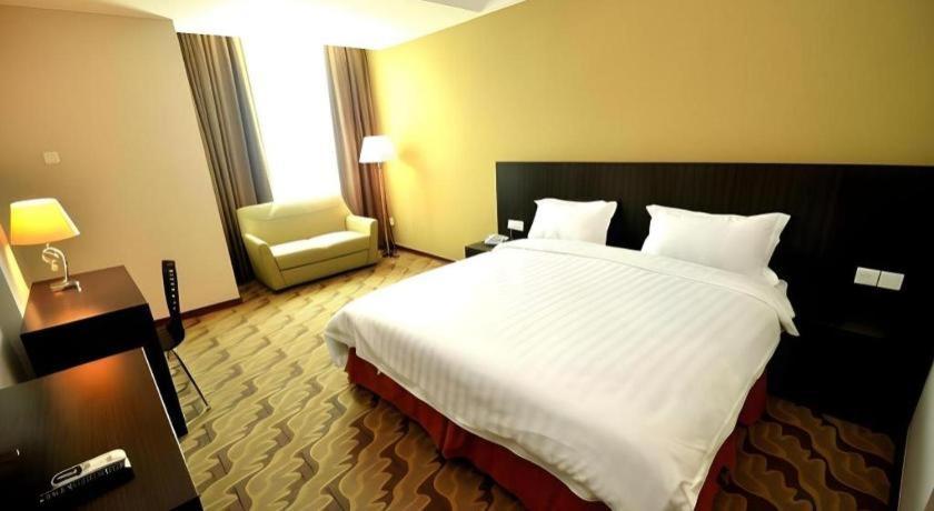 Eminent Hotel Kota Kinabalu Exterior foto